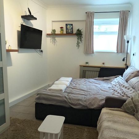 Studio Apartment In Saint Kew エクステリア 写真